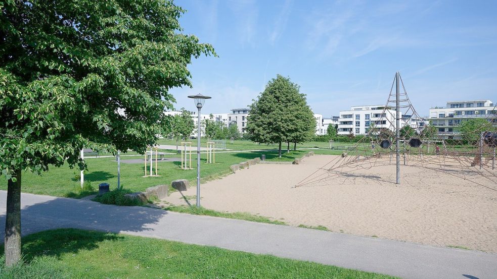 Auf dem Gelände des Bürgerparks in Köln-Kalk verschwand am Freitag eine Dreijährige. Foto: Henning Kaiser/dpa