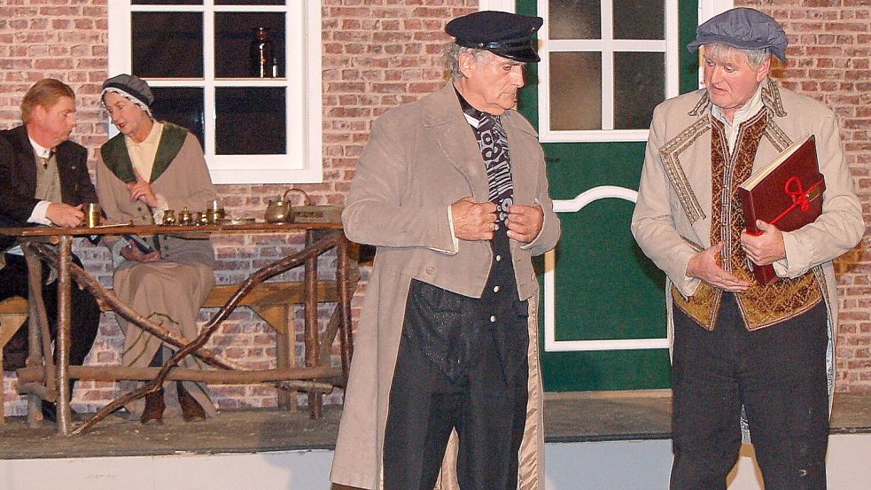Hermann Willms (Zweiter von rechts) in dem Theaterstück „Steerns över Timmel“ als Bürgermeister Soeken. Foto: Gerd-Arnold Ubben