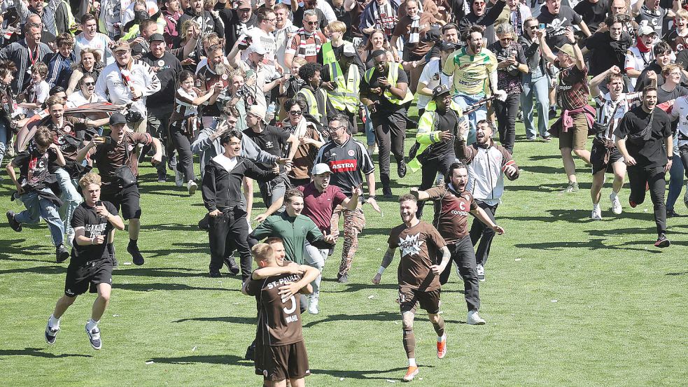 Aufstieg perfekt: Nur Sekunden nach dem Abpfiff stürmten die Fans den Rasen. Foto: IMAGO/Susanne Hübner