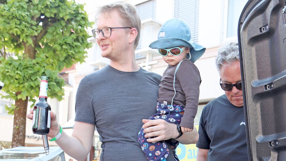 Wette verloren: Klimaschutzmanager Tjarko Tjaden (Mitte) gab auf dem Marktplatz alkoholfreies Bier aus. Foto: Heino Hermanns