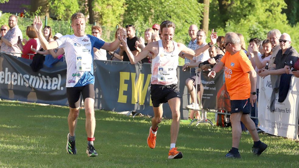 Hand in Hand liefen Ingo Janssen (links) und Ossiloop-Legende Stephan Immega als Dritter und Vierter über die Ziellinie.Fotos: Wilfried Gronewold