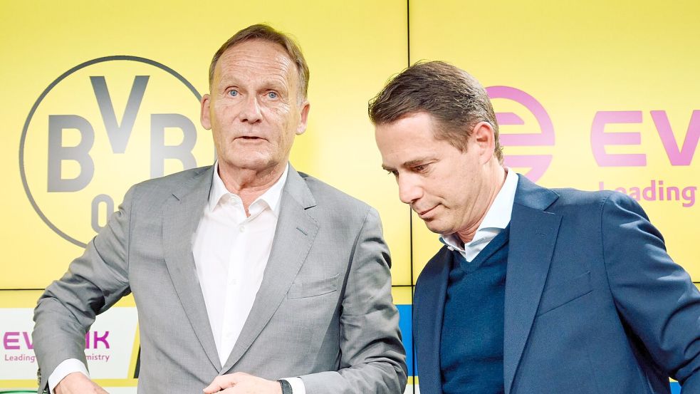 Lars Ricken (r) hat am 1. Mai die Nachfolge von Hans-Joachim Watzke als BVB-Sportchef angetreten. Foto: Bernd Thissen/dpa