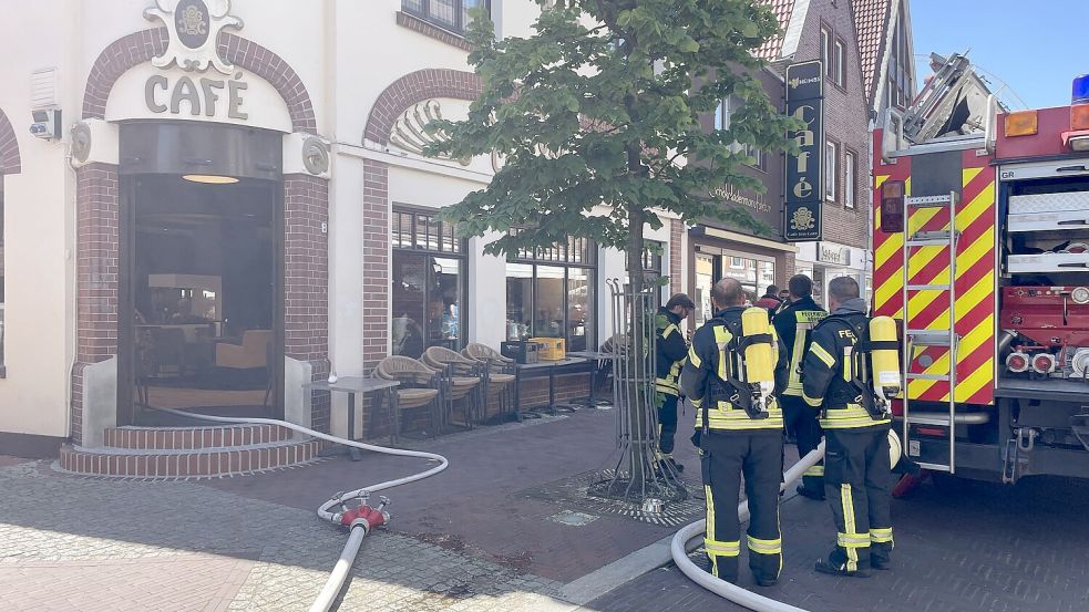 Durch ein Café führte der Weg der Feuerwehrleute, um den Brand zu löschen. Foto: Feuerwehr