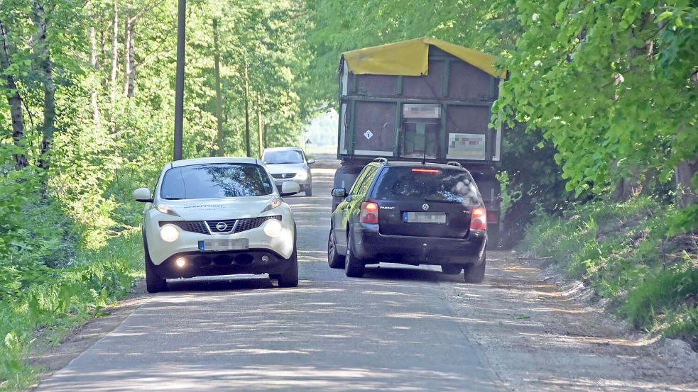 Auf dem wieder freigegebenen Wilde-Äcker-Weg in Upgant-Schott wird es im Begegnungsverkehr trotz Verbreiterung am Straßenrand (rechts) eng. Foto: Thomas Dirks
