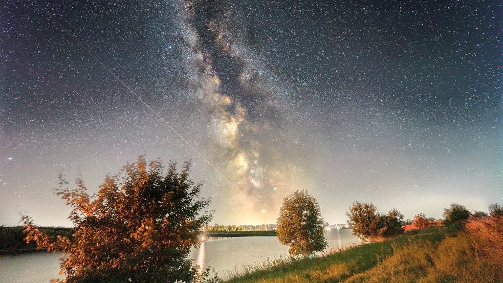 Diese Aufnahme ist das Leserfoto des Jahres 2022. Milan Folkers aus Aurich fotografierte die Milchstraße über dem Hafen von Greetsiel.