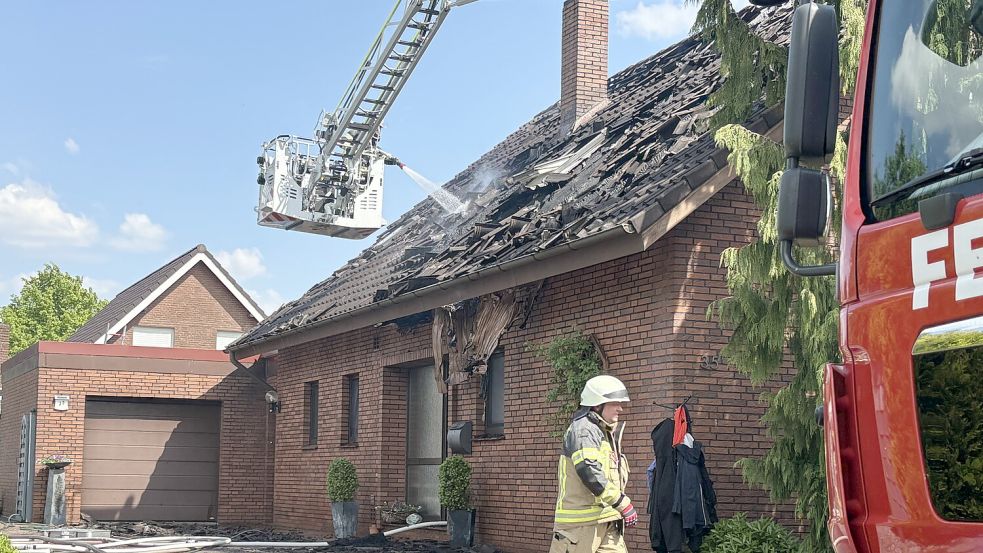 Die Feuerwehr bekämpfte den Brand unter anderem mit der Drehleiter aus Wiesmoor. Foto: Marie Saathoff