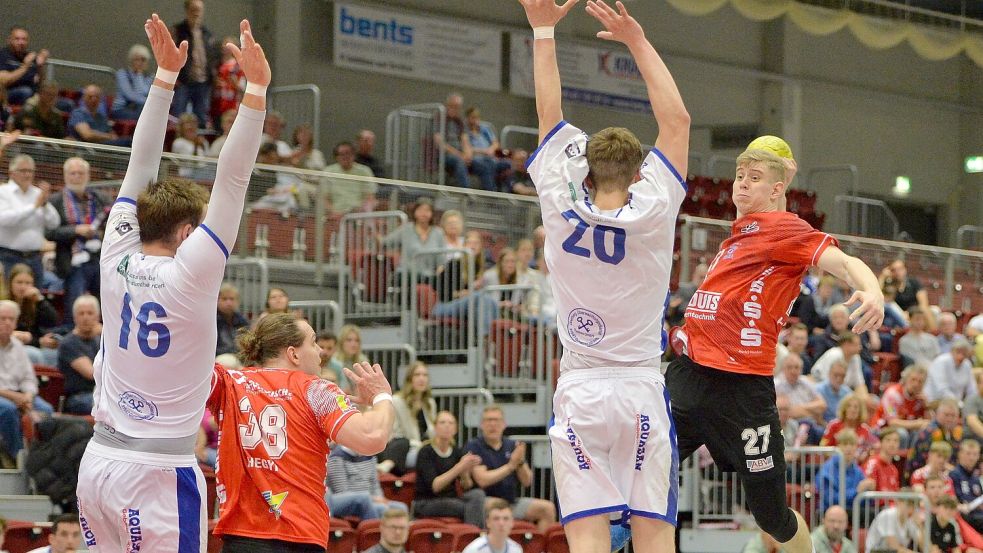 Mit dem Sieg gegen den Tabellendritten VfL Gummersbach II befreite sich die Mannschaft des OHV Aurich (mit Ball Rostyvlas Polishchuk, links Marcell Hegyi) von Abstiegssorgen und kann jetzt ohne Druck in das Spiel am Freitag beim Tabellenzweiten TV Emsdetten gehen. Foto: Bernd Wolfenberg