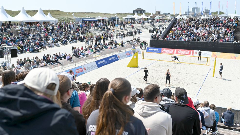 Am Strand wird Beachvolleyball gespielt. Foto: Klemmer/dpa