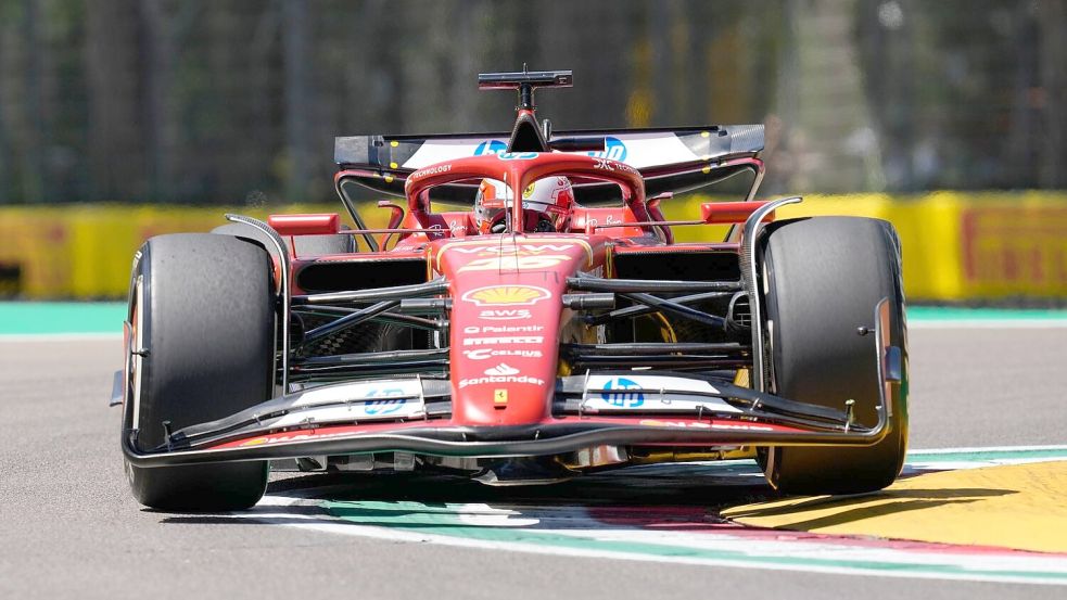 Ferrari-Pilot Charles Leclerc dominierte den ersten Testtag in Imola. Foto: Antonio Calanni/AP/dpa