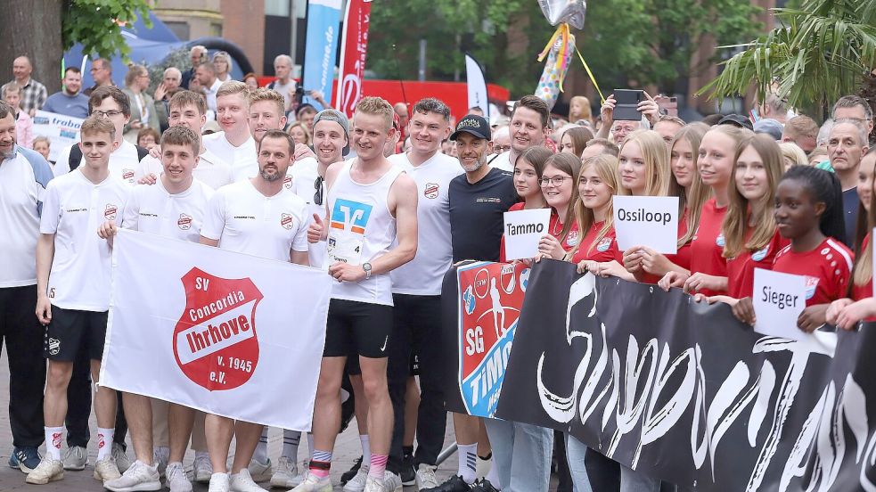 Fußballer des SV Concordia Ihrhove empfangen ihren Mitspieler und Ossiloopsieger Tammo Oldigs. Dazu gesellt sich der Fanclub der SG TiMoNo. Fotos: Wilfried Gronwold