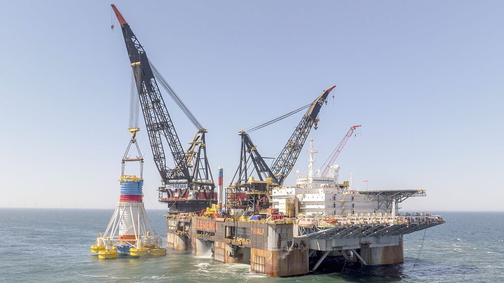 Der Schwimmkran „Thialf“ installiert die Fundamente der 15-Megawatt-Windräder in der Nordsee.Foto: EnBW/Weltenangler