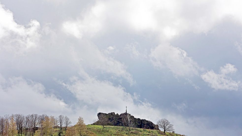 Dunkle Wolken ziehen über die Gegensteine im Harzvorland. Foto: Matthias Bein/dpa
