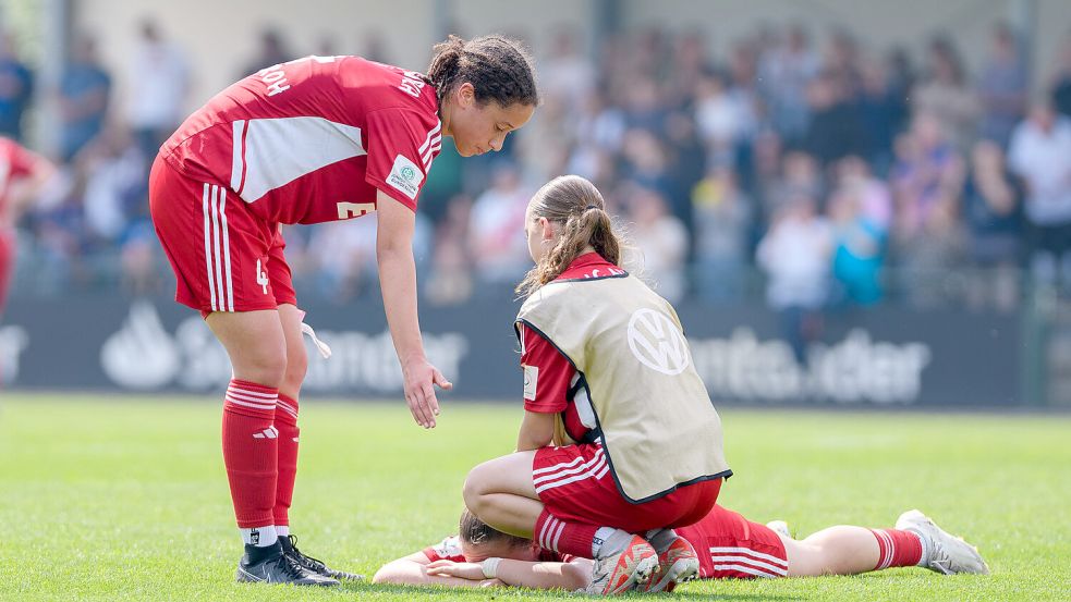 Nach dem Schlusspfiff liegt die SpVg-Torschützin Lucy Minne am Boden und erhält Trost von ihren Mitspielerinnen. Fotos: Aylin Rewohl