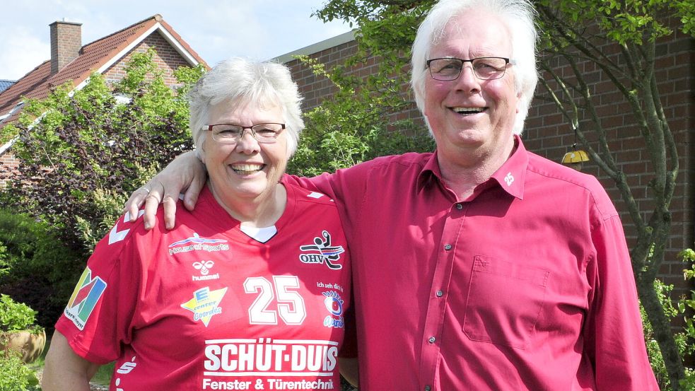 Karl und Christiane Hertlein unterstützen ihren Sohn Jannes, seitdem er als Jugendlicher zum OHV kam. Seit der Saison 2018/19 sind sie optisch noch ausgeprägter Fans der Mannschaft als sie es ohnehin schon waren. In der Kragenspitze von Karl Hertlein ist dezent eingestickt die Trikotnummer seines Sohnes. Foto: Silke Meyer