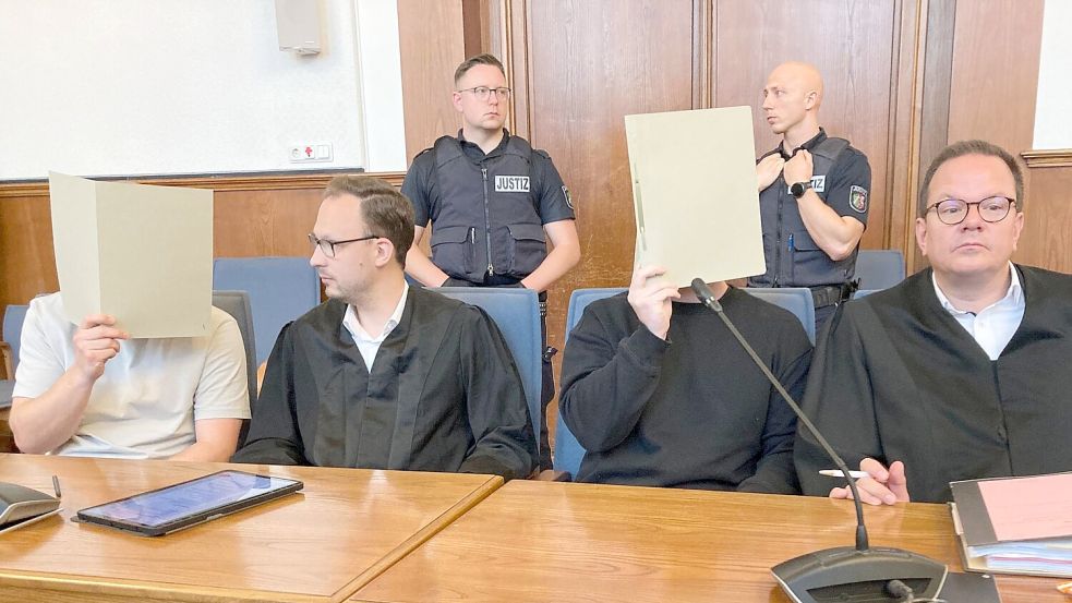 Die angeklagten Polizeibeamten und ihre Verteidiger im Landgericht Dortmund. Foto: Carsten Linnhoff/dpa