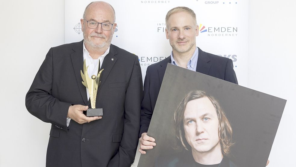 Freuen sich auf Schauspielpreisträger Lars Eidinger (von links): der Emder Filmfestleiter Edzard Wagenaar und Preisstifter Marcus Dirks (Dirks Group).Foto: privat