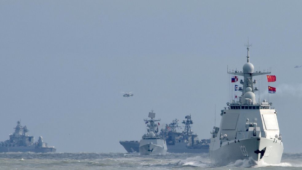 Chinas Marine zeigt gern Präsenz im Ostchinesischen Meer – bisweilen auch in gemeinsamen Manövern mit russischen Streitkräften, wie hier 2022. Foto: picture alliance/dpa/XinHua/Li Yun