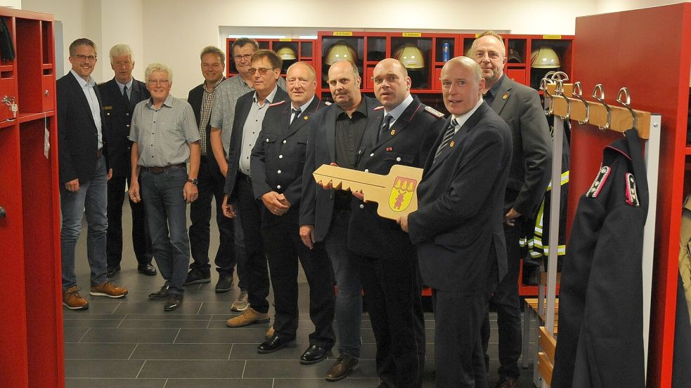 Gemeindebürgermeister Erwin Adams (2. von rechts) übergibt den symbolischen Schlüssel an Ortsbrandmeister Tobias Donker. Foto: Gemeinde Großefehn