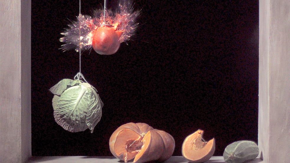 Betörend schön und zugleich tieftraurig: Ori Gershts Video vom Sterben eines Granatapfels: Pomegranate, 2006, Video. Foto: VG Bild-Kunst, Bonn 2024, Courtesy of the artist