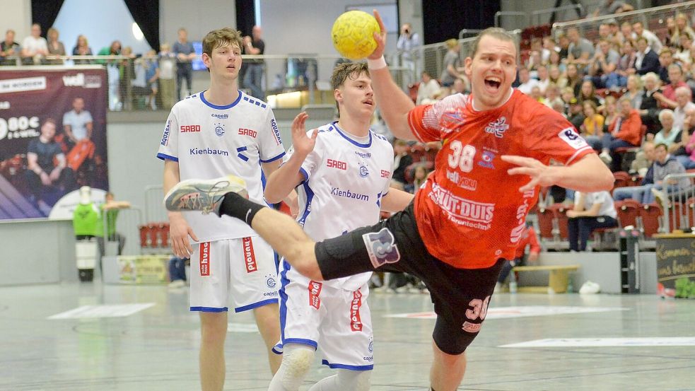 Mit einem Heimsieg gegen den Tabellendritten VfL Gummersbach II ließ der OHV Aurich (mit Ball Marcell Hegyi) das Stimmungsbarometer steigen. Im letzten Heimspiel der Saison soll am Sonnabend jetzt auch LIT 1912 II das Nachsehen haben. Foto: Bernd Wolfenberg