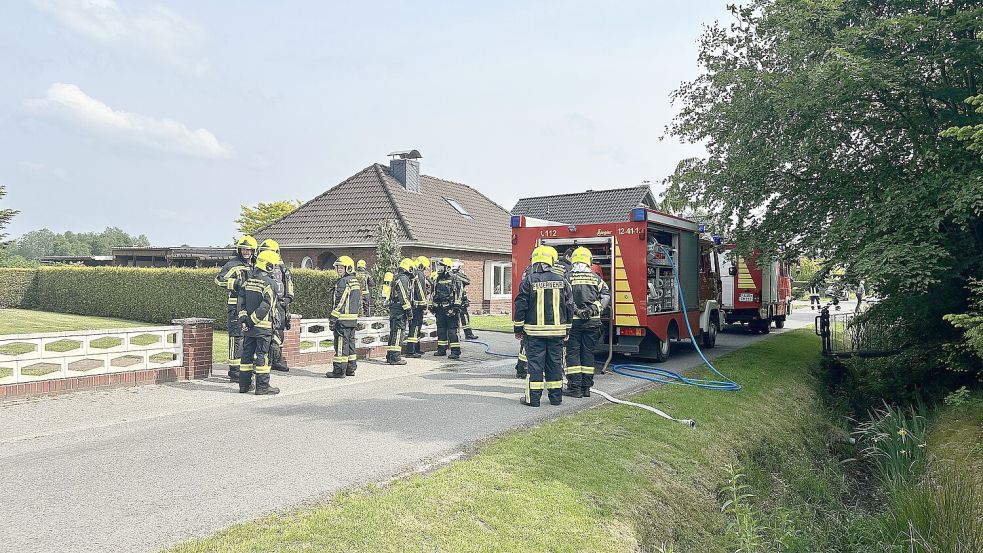 Drei Brookmerlander Ortswehren rückten am Dienstag nach Pfingsten nach Leezdorf aus. Foto: Carsten Redenius/Feuerwehr