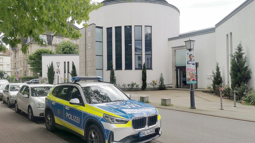 Ein Polizeiwagen steht vor der Neuen Synagoge in Heidelberg. Ein 18-Jähriger soll einen Anschlag auf Besucher der Synagoge geplant haben. Foto: Dieter Leder/dpa