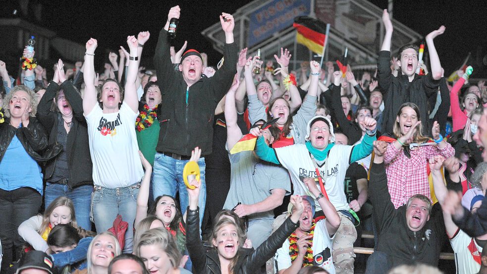 Beim Public Viewing, wie hier zum WM-Finale 2014 auf dem Auricher Marktplatz, fiebern die Fußballfans mit.Foto: Stephan Friedrichs