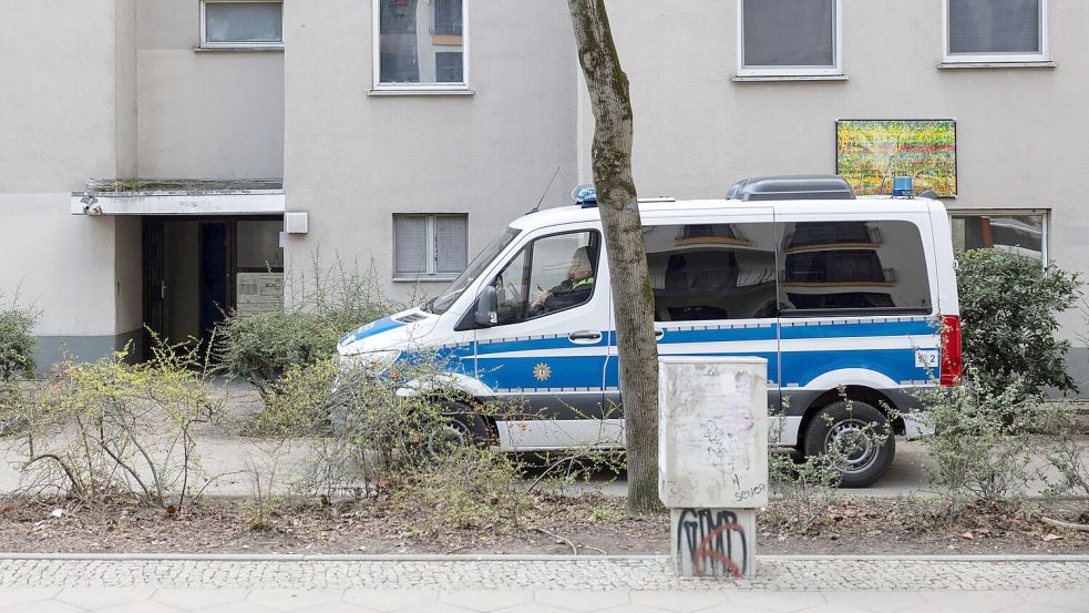 Ein Polizeiwagen steht vor der Wohnung der ehemaligen RAF-Terroristin Daniela Klette (Archivbild). Foto: Hannes P Albert/dpa
