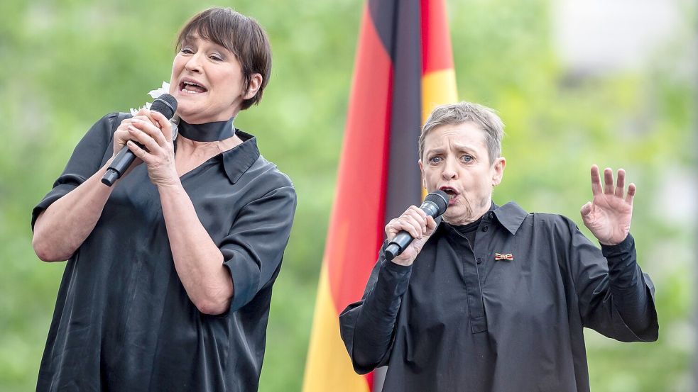 Beim Staatsakt zum 75. Geburtstag des Grundgesetzes sang Katharina Thalbach (rechts) die Kinderhymne von Berthold Brecht. Bei der Nationalhymne sang nicht jeder mit. Foto: Michael Kappeler