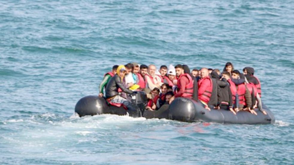 Migranten versuchen in einem Schlauchboot den Ärmelkanal zu überqueren. Foto: Home Office/PA/dpa
