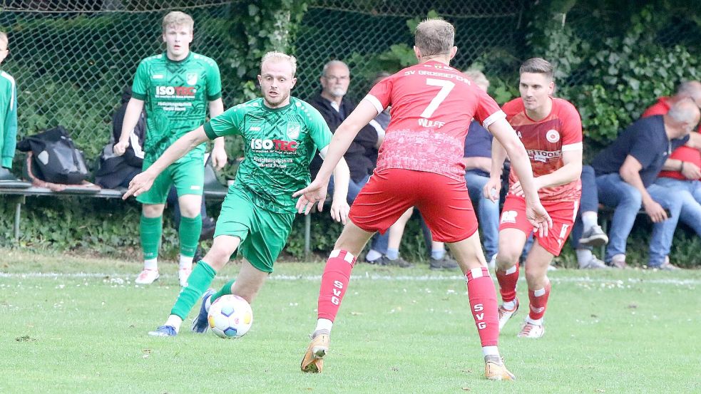 Den Spielern des SV Wallinghausen waren die vielen Spiele anzumerken. Die Gäste aus Großefehn dominierten das Geschehen. Foto: Wilfried Gronewold