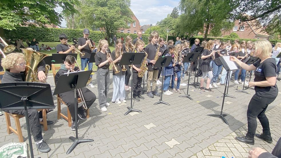 Sonnenschein gab es für eine der Bläserklassen der Realschule Aurich. Foto: Heino Hermanns