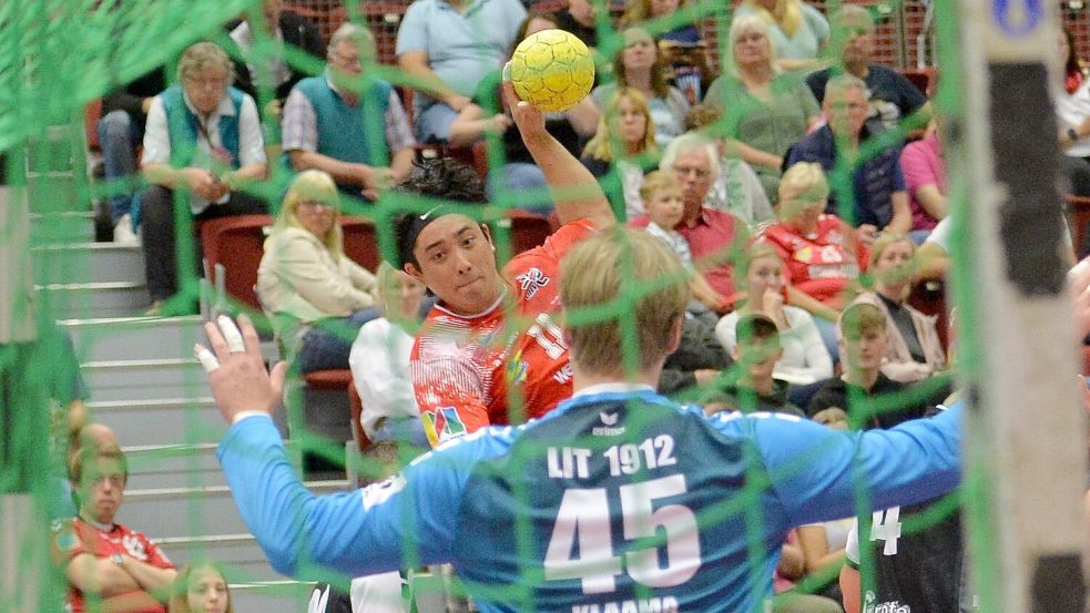 Rechtsaußen Ryuga Fujita bestritt gegen LIT sein letztes Spiel für den OHV. Fotos: Bernd Wolfenberg