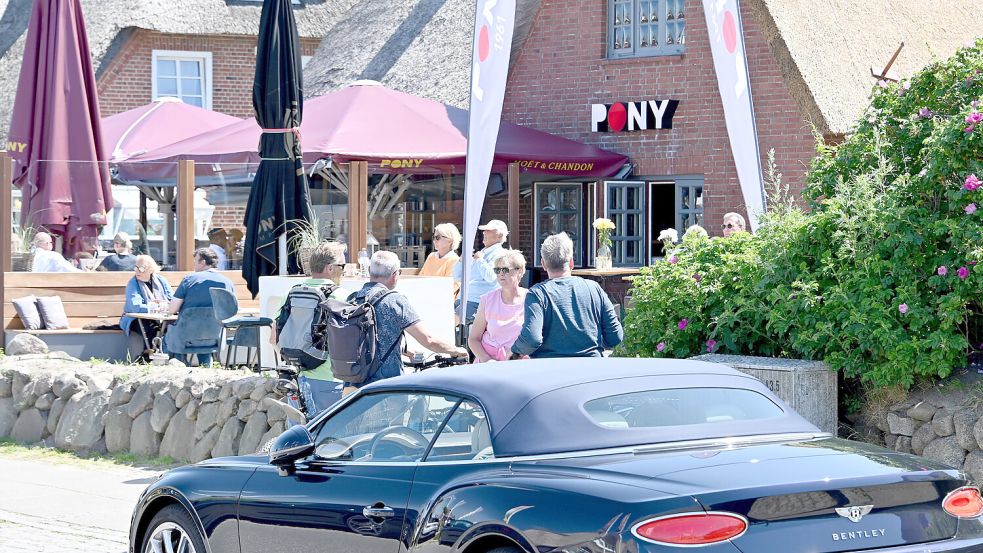 Das Club-Restaurant „Pony“ in Kampen: Hier stoßen immer wieder auch Promis miteinander an - an Pfingsten kam es dort zu einem rassistischen Vorfall. Foto: dpa/Carsten Rehder