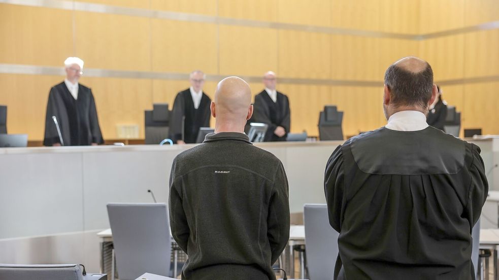 Der Angeklagte (l, vorne) neben seinem Anwalt Marvin Schroth (r) im Gerichtssaal in Düsseldorf. Foto: Oliver Berg/dpa