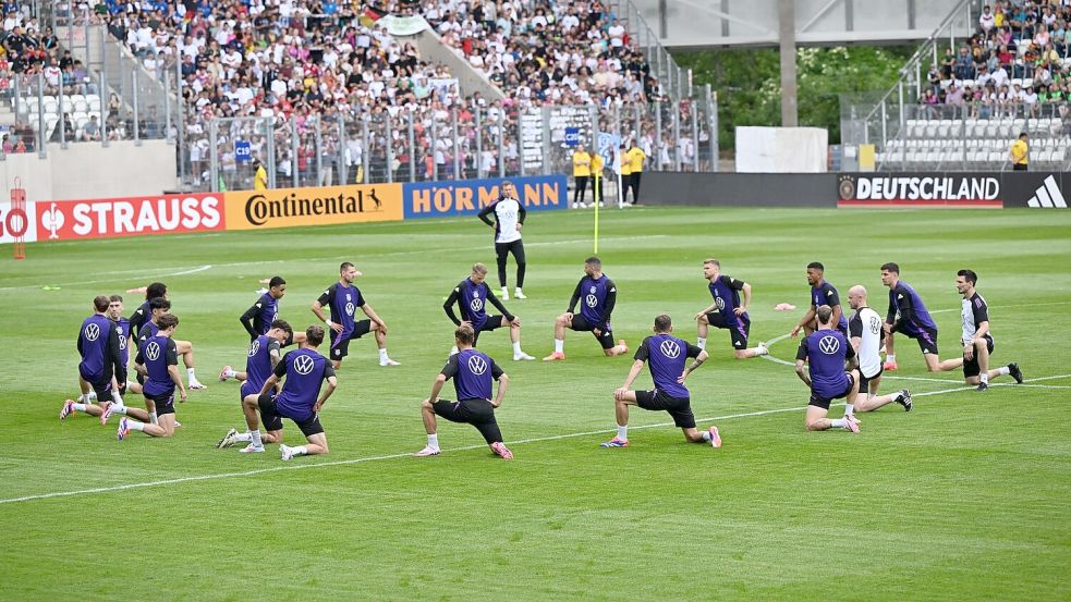 Die deutsche Fußball-Nationalmannschaft trainierte öffentlich in Jena. Foto: Federico Gambarini/dpa