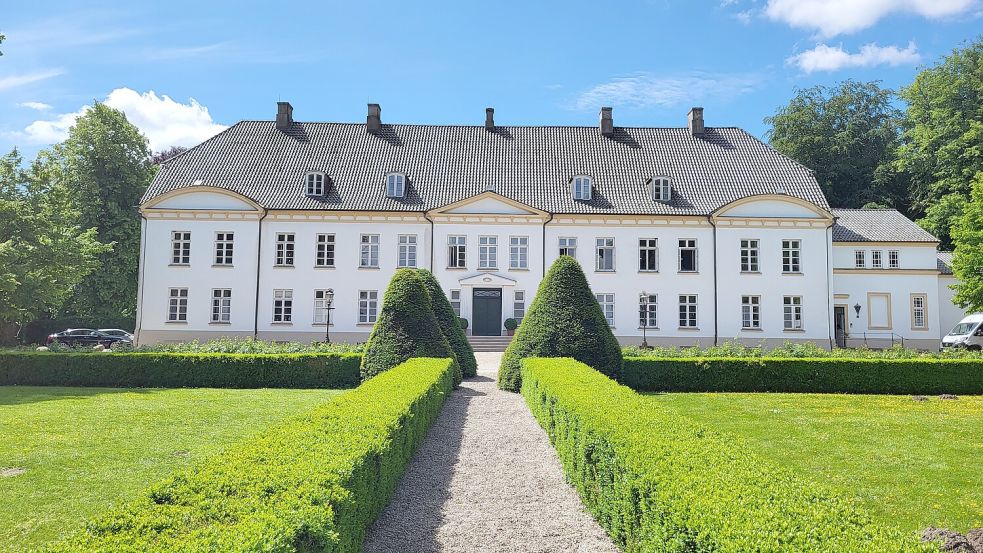 In den vergangenen Tagen sorgte ein Video, das auf Sylt aufgenommen wurde, für einen Medienrummel. Partygäste sangen „Deutschland den Deutschen! Ausländer raus!“ Einen ähnlichen Vorfall soll es nun auch im Internat Louisenlund in Güby gegeben haben. Foto: Joshua Hirschfeld