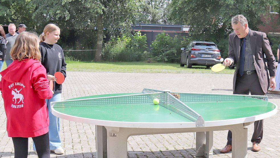 Bürgermeister Arno Ulrichs wagte ein Spielchen an der neuen Tischtennisplatte. Foto: Heino Hermanns