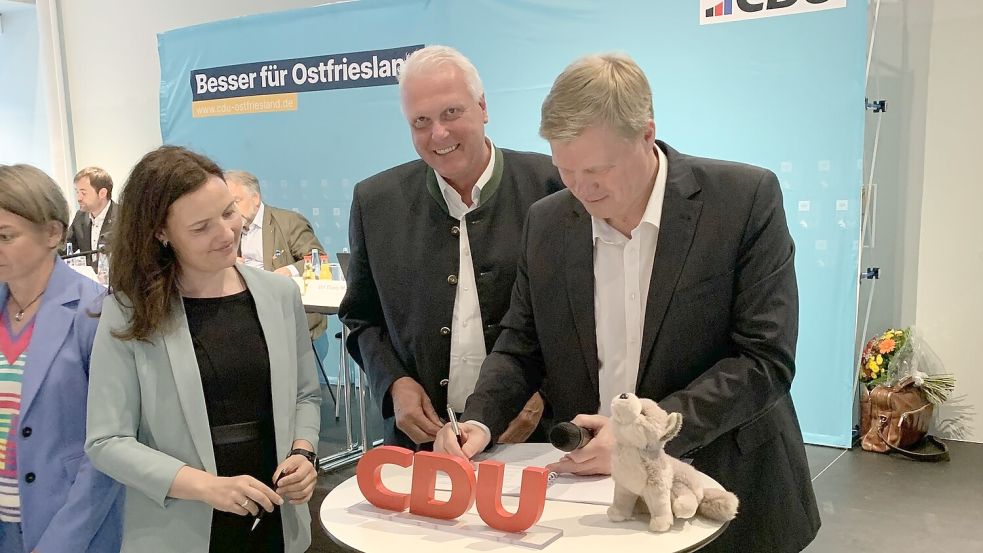 CDU-Bezirksvorsitzender Ulf Thiele (rechts) unterzeichnet die „Auricher Erklärung II“ im Beisein von Bundestagsabgeordneter Anne Janssen und dem Vize-Bezirksvorsitzenden der Landesjägerschaft Gernold Lengert aus Aurich. Foto: CDU