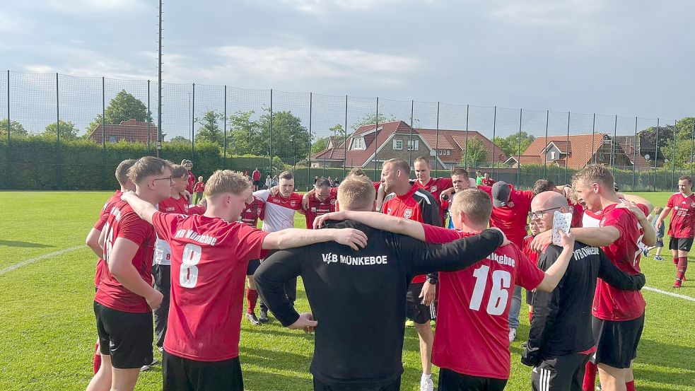 Die Mannschaft vor ihrem letzten Saisonspiel gegen Leybucht. Nächste Saison spielt der VfB Münkeboe in der Ostfrieslandklasse A.Fotos: privat