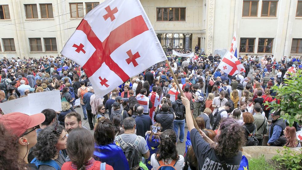 Demonstranten schwenken georgische Nationalfahnen während eines Protestes der Opposition gegen das Gesetz über ausländische Einflussnahme vor dem Parlamentsgebäude Foto: dpa/AP