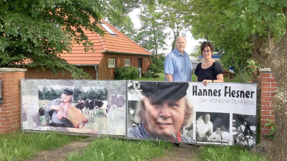 Die Leezdorfer Ratsmitglieder Heinrich Ubben und Heidi Schmidt vor dem ehemaligen Wohnhaus von Hannes Flesner in Leezdorf. Foto: privat