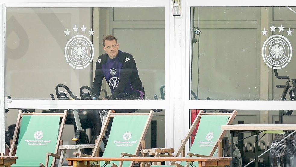 DFB-Torwart Manuel Neuer beim Aufwärmen in Blankenhain. Foto: Christian Charisius/dpa