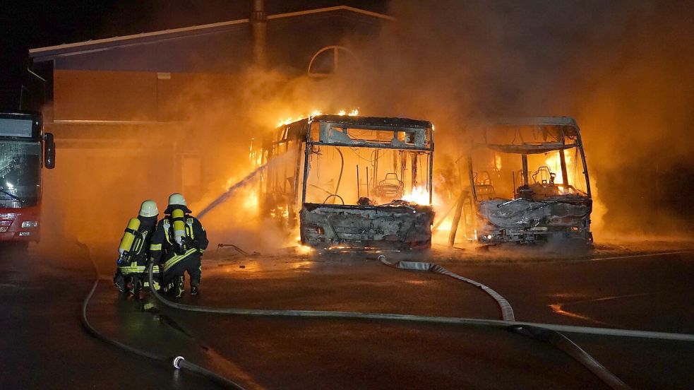 Die beiden Busse brannten vollständig aus. Foto: Feuerwehr Krummhörn