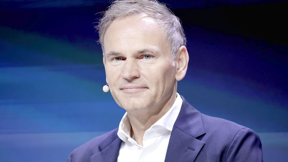 VW-Konzernchef Oliver Blume kündigt vor den Aktionären an, ab 2027 ein E-Auto für 20.000 Euro zu bauen. Foto: IMAGO/Jens Schicke