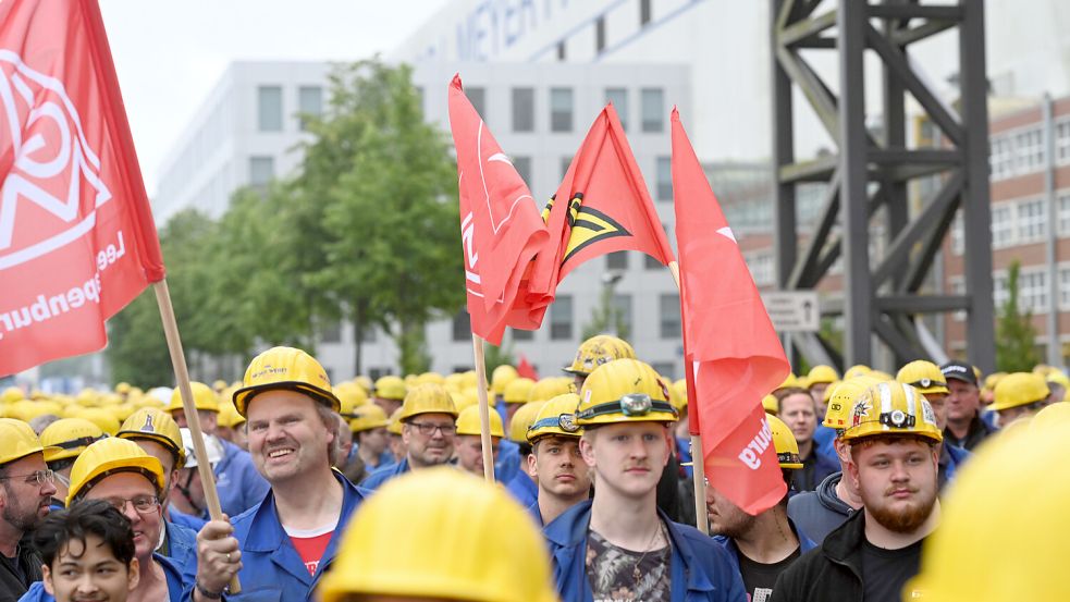 Die Lage ist ernst, viele Mitarbeiter der Meyer-Werft bangen um ihre Jobs und die Zukunft des Unternehmens. Das Foto entstand am Mittwoch unmittelbar nach der Betriebsversammlung in Papenburg. Foto: Lars Penning/DPA