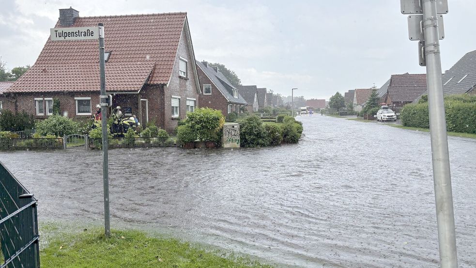 Auch der Hollander Weg in Norden ist komplett überflutet. Foto: Rebecca Kresse