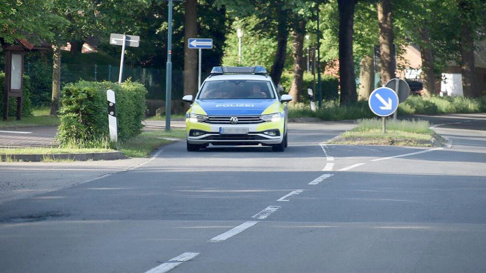 Auch in Burlage fahndete die Polizei nach dem verurteilten Straftäter, der am 16. Mai 2024 während eines Freigangs geflohen war. Der 63-Jährige wurde am nächsten Tag in den Niederlanden festgenommen. Foto: Ammermann/Archiv