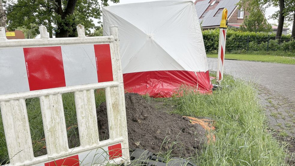 An dieser Baugrube in Barstede an der Barsteder Straße könnten viele Einwohner des Dorfes angeschlossen werden ans Breitbandnetz. Wenn es dann mal fertig würde. Foto: Christin Wetzel