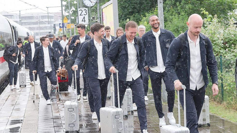 Der Tross der deutschen Nationalmannschaft kommt in Erlangen am Bahnhof an. Foto: Daniel Löb/dpa